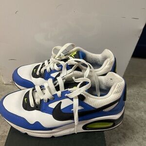 Nike Air Max Skyline Shoes  size 5Y